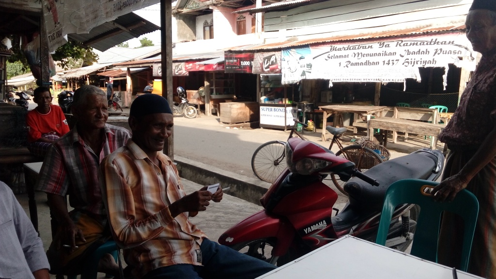 Abubakar (kemeja lengan panjang dan peci hitam) beserta sejumlah warga Kule lainnya, saat diwawancarai sinarpidie.co. (sinarpidie.co/Firdaus). Abubakar (kemeja lengan panjang dan peci hitam) beserta sejumlah warga Kule lainnya, saat diwawancarai sinarpidie.co. (sinarpidie.co/Firdaus).