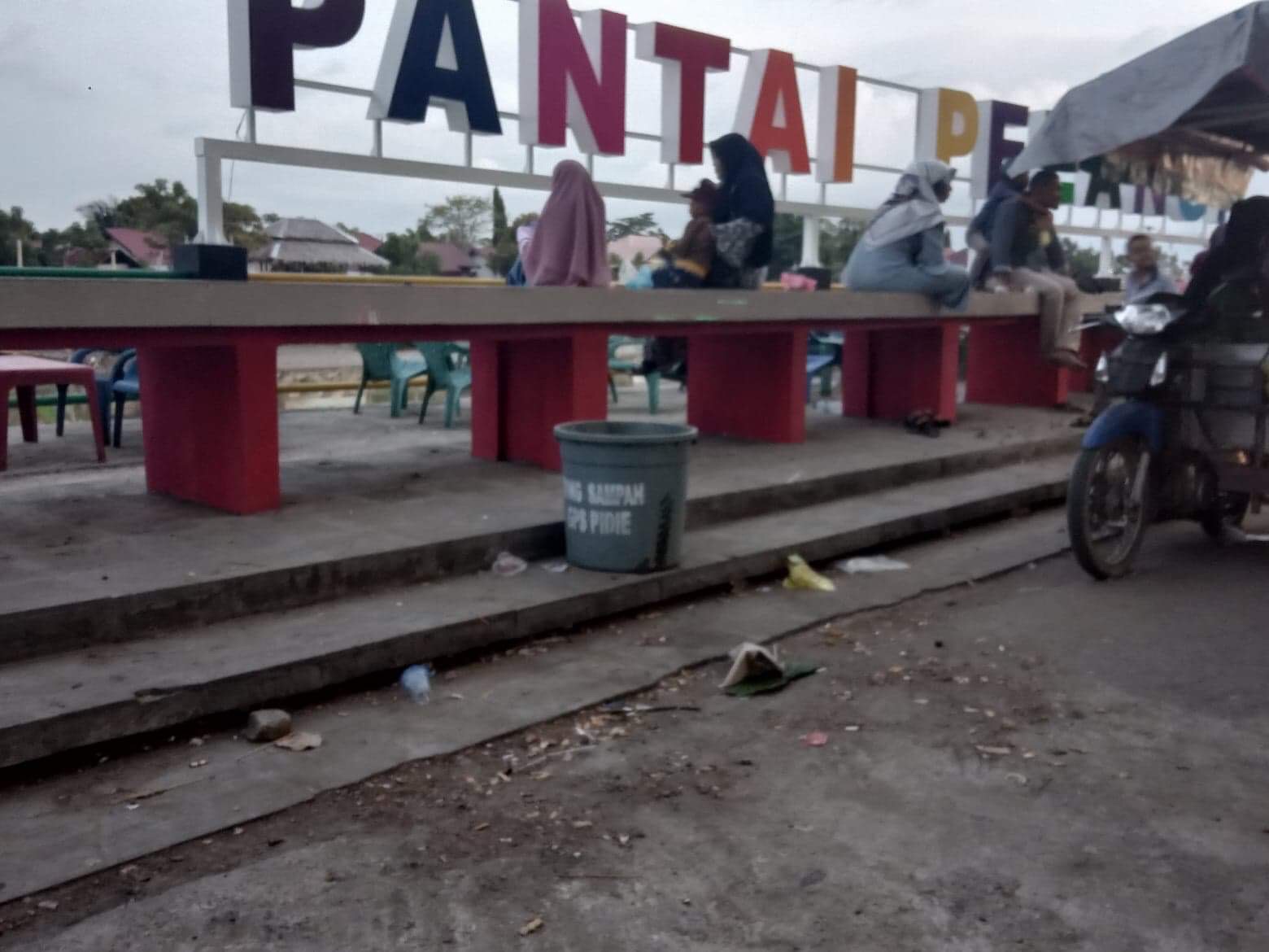 Pantai Pelangi tak Miliki Tempat Sampah Pantai Pelangi tak Miliki Tempat Sampah