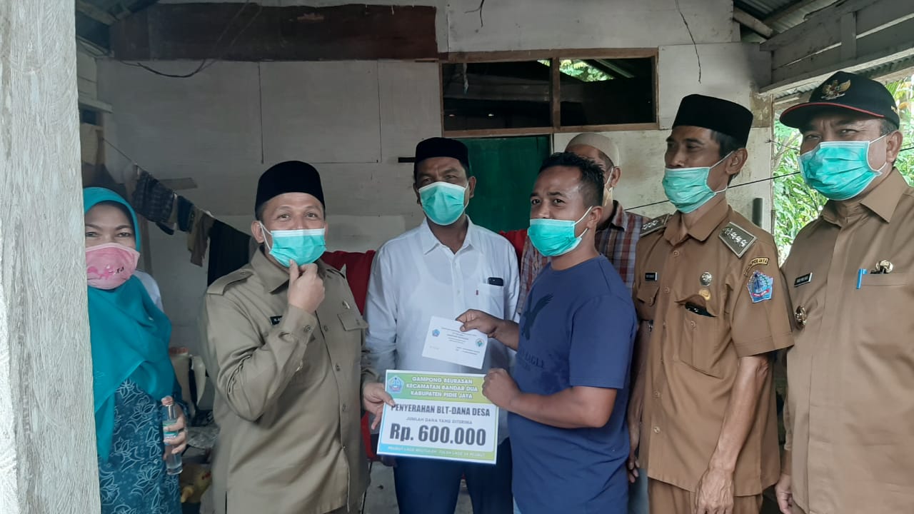 Warga Gampong Beurasan Terima BLT dan BST