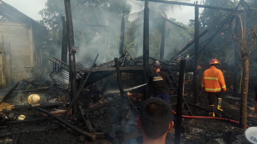Rumah Panggung di Mutiara Timur Hangus Terbakar