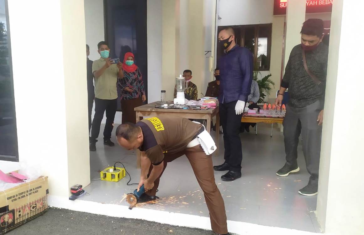Kejari Pidie Musnahkan Pistol Narapidana Narkoba