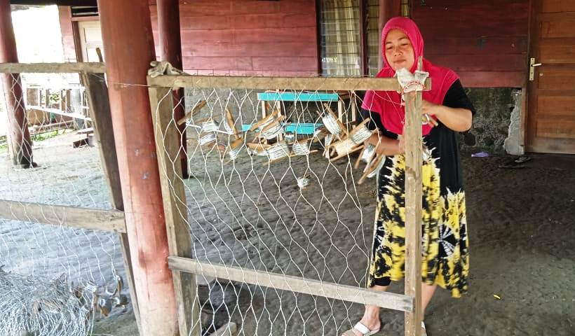 Perempuan Penganyam Kawat Beronjong