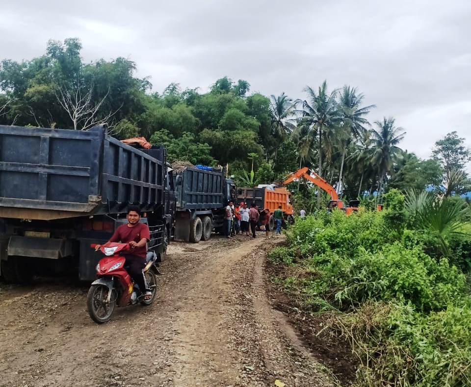 Tak Kunjung Diperbaiki, Masyarakat Kemukiman Kunyet Kerjakan Perbaikan Jalan secara Gotong Royong